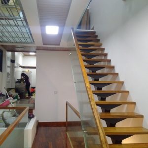 cầu thang xương sắt