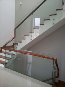 cầu thang kính củ pass