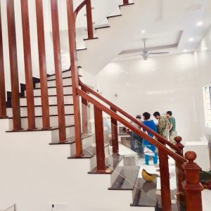 cầu thang kính chân tiện gỗ