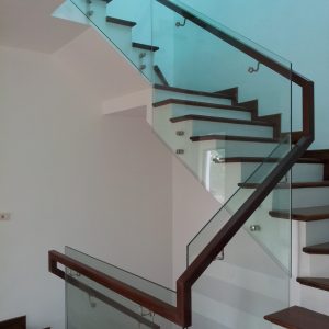 cầu thang kính tay vịn gỗ