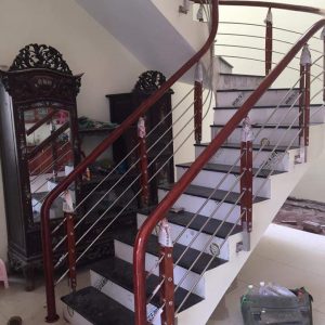 cầu thang inox chân tiện gỗ