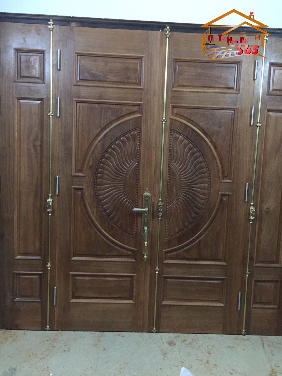 Cửa gỗ màu óc chó